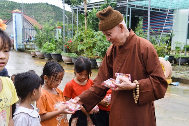 Ban Từ thiện: Tặng quà Trung Thu cho các em học sinh ở Đắk Som, Đăk Nông